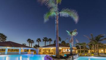 Außenpool (je nach Saison geöffnet), Sonnenschirme, Liegestühle