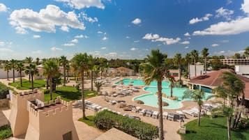 Außenpool (je nach Saison geöffnet), Sonnenschirme, Liegestühle