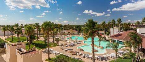 Een seizoensgebonden buitenzwembad en parasols bij het zwembad