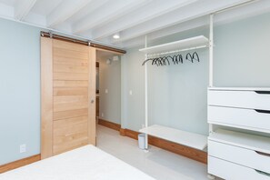 2 soverom, skrivebord, strykejern/-brett og wi-fi (inkludert)