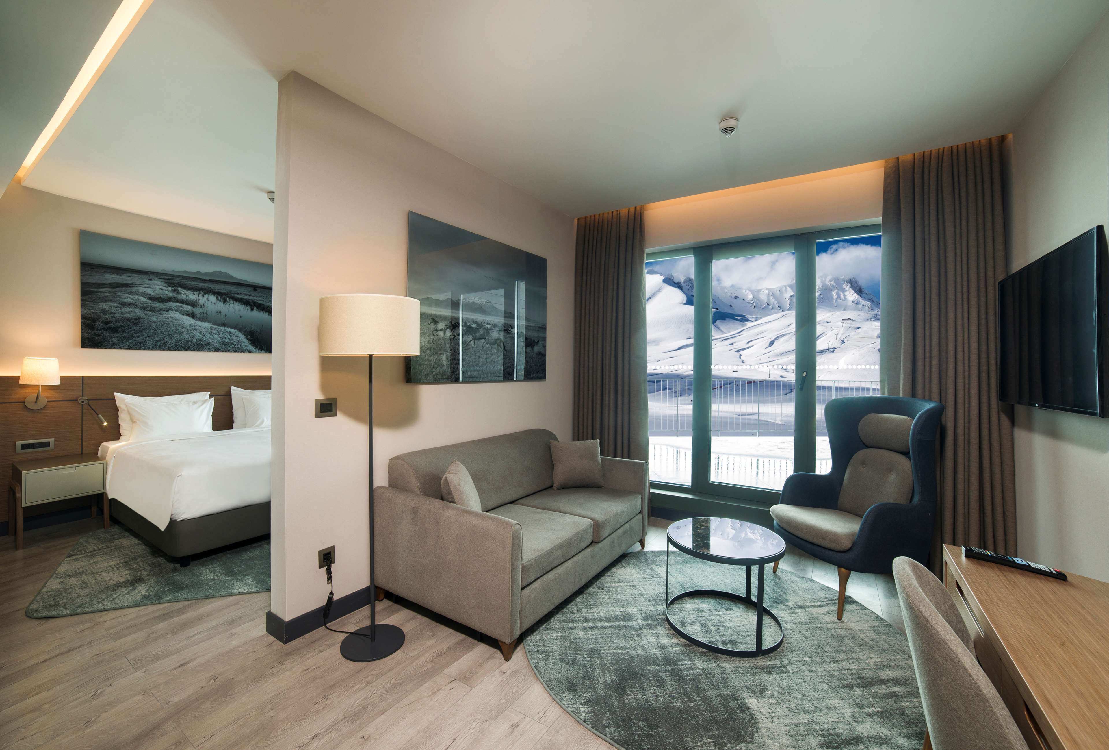 スイート バルコニー マウンテンビュー | 高級寝具、ミニバー (無料)、セーフティボックス (室内)、デスク