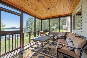 Smart TV, fireplace, table football, books - Private Lake / Sleeps 13 / Dogs Welcome / FREE Nearby Resort Amenities Included (Bigfork)