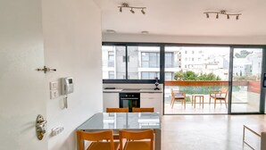 A modern apartment with a kitchen, dining area, and a balcony with a TV. - Apt Ophrys 1BR Tel Aviv Kalisher St TL66 (Tel Aviv)