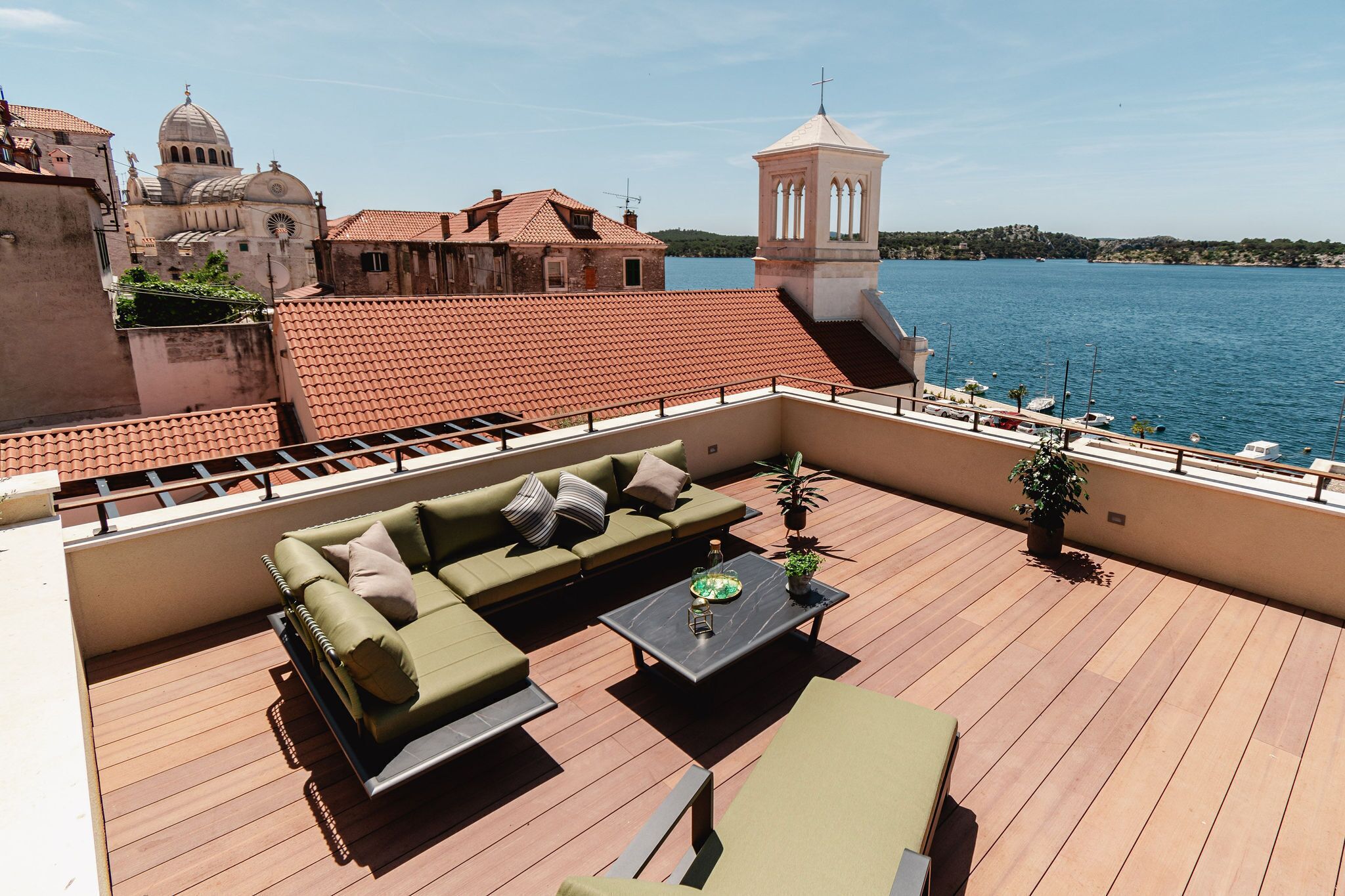 Executive Rooftop & Jacuzzi Apartment | Terrace/patio