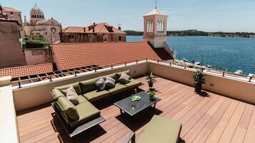 Executive Rooftop & Jacuzzi Apartment | Terrace/patio