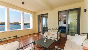 Design Sea View & Loggia, Three Bedroom Apartment | Terrasse/patio