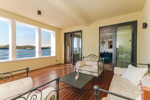 Design Sea View & Loggia, Three Bedroom Apartment | Terrasse/Patio