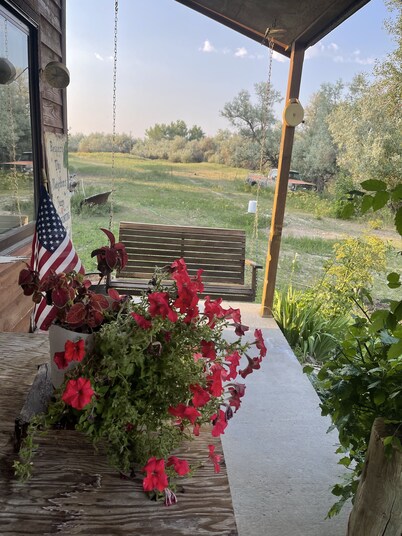 Cozy country Cabin on the Big Horn River, 7 miles from Hot Springs.
