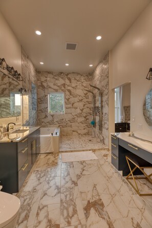 Baignoire, baignoire à jets, sèche-cheveux, bidet