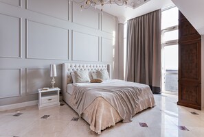 5 habitaciones, escritorio, tabla de planchar con plancha y wifi