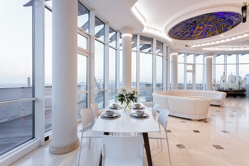 RoofPort Apartment with Rooftop Pool