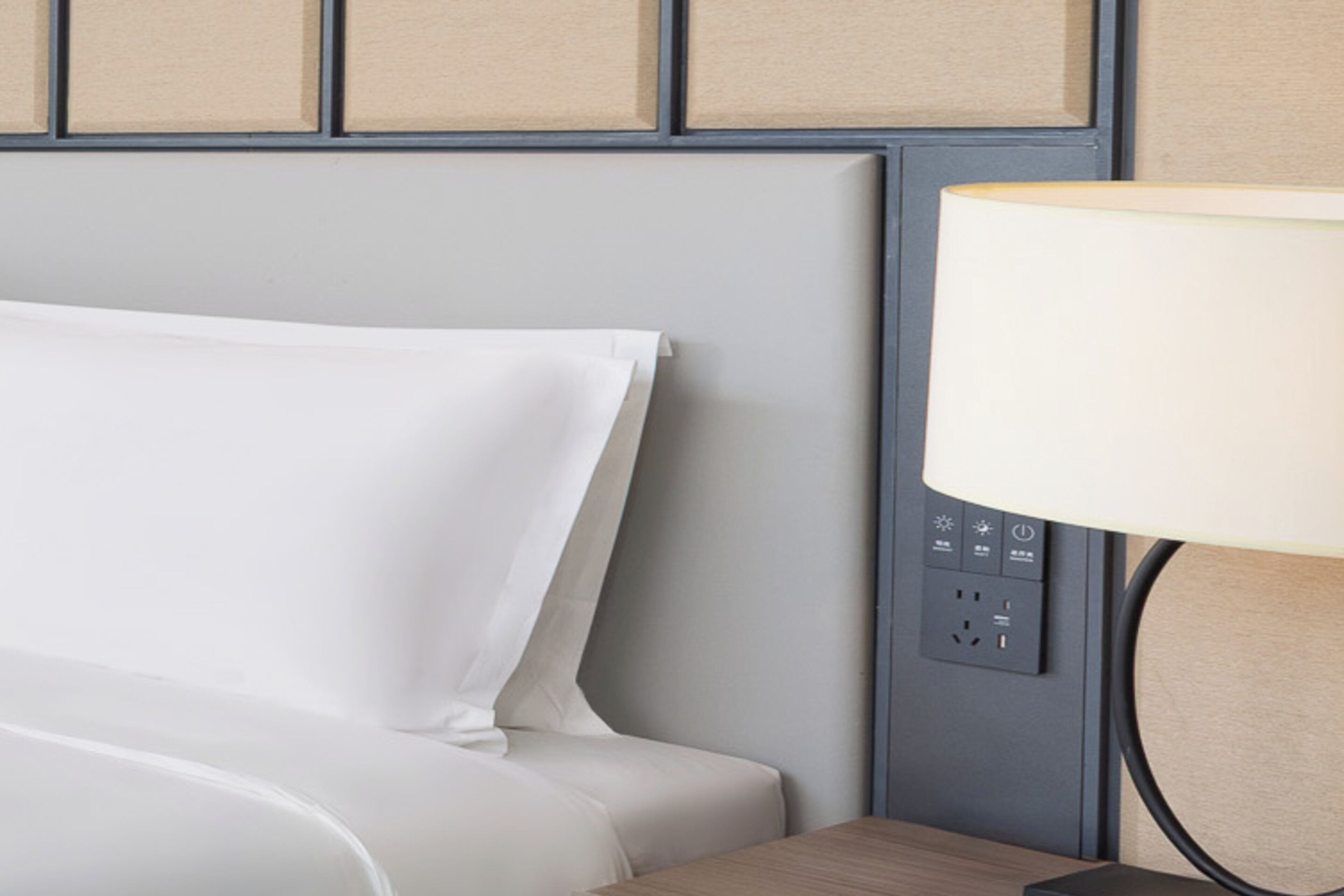 高級寝具、羽毛の掛け布団、セーフティボックス (室内)、デスク