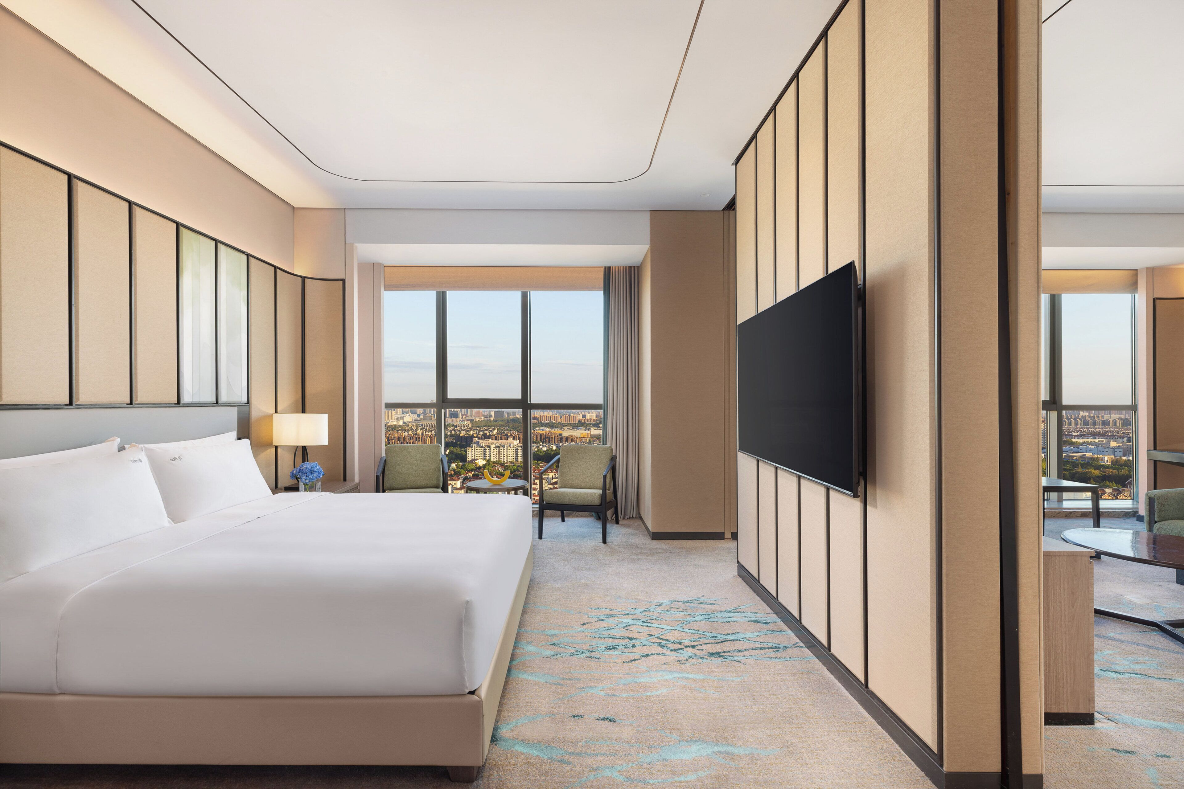 スイート キングベッド 1 台 | 高級寝具、羽毛の掛け布団、セーフティボックス (室内)、デスク