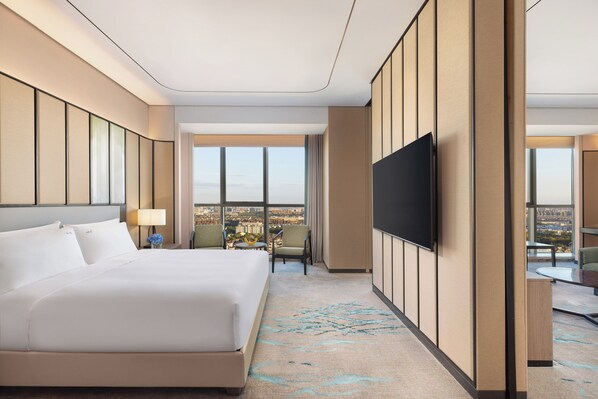 Suite, 1 King Bed | Premium bedding, down comforters, in-room safe, desk