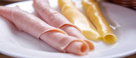 Un plato de jamón enrollado y pasta.