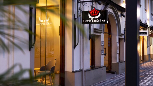 A hotel entrance with a sign reading "Hotel Gambrinus." - Hotel Gambrinus (Poços de Caldas)