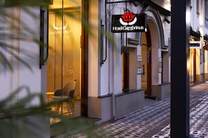 A hotel entrance with a sign reading "Hotel Gambrinus." - Hotel Gambrinus (Poços de Caldas)