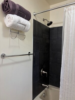 Combined shower/bathtub, hair dryer, towels, soap - Charming Sunny Cottage, minutes from airport/ferry - self check in  (Juneau)