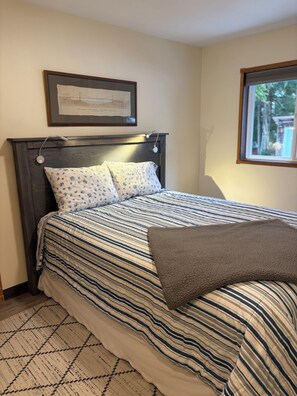 2 bedrooms, free WiFi, bed sheets - Charming Sunny Cottage, minutes from airport/ferry - self check in  (Juneau)