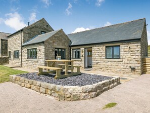 A stone building with a picnic table in the center, surrounded by a stone border. - 3 bedroom accommodation in Barlow, near Chesterfield (Barlow, near Chesterfield)