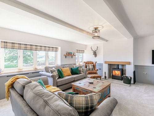 3 bedroom accommodation in Barlow, near Chesterfield