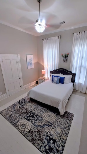 3 camere, materassi in memory foam, una scrivania, ferro/asse da stiro