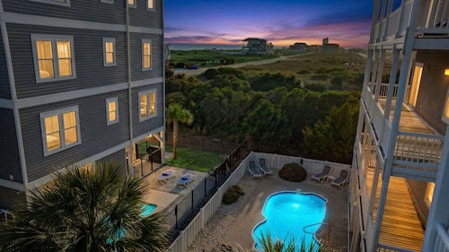Papa’s Porch, 8BR Beach House, Private Pool, Elevator, Sleeps 20
