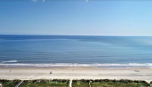 Playa en los alrededores y camastros