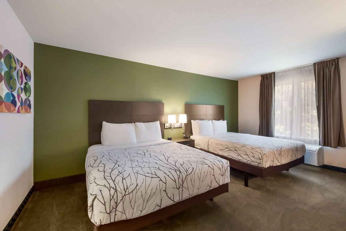 Suite, 2 Tempat Tidur Queen, Bebas Asap Rokok, lemari es & microwave (with Sofabed) | Seprai premium, meja kerja, dan ruang kerja ramah laptop