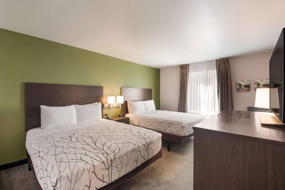 Kamar Standar, 2 Tempat Tidur Queen, Bebas Asap Rokok, lemari es & microwave | Seprai premium, meja kerja, dan ruang kerja ramah laptop