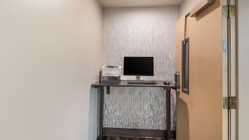 Una mesa de recepción con un monitor de pantalla plana, una impresora y un teclado.