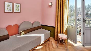 Suite, 1 grand lit, non-fumeurs (Twin bed on request) | Coffres-forts dans les chambres, bureau, chambres insonorisées