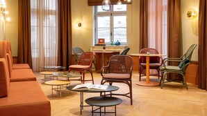 A modern living room with a sofa set, multiple chairs, a coffee table, and a dining table. - Hotel De Cambis (Avignon)