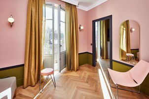 Caja de seguridad en la habitación y escritorio 