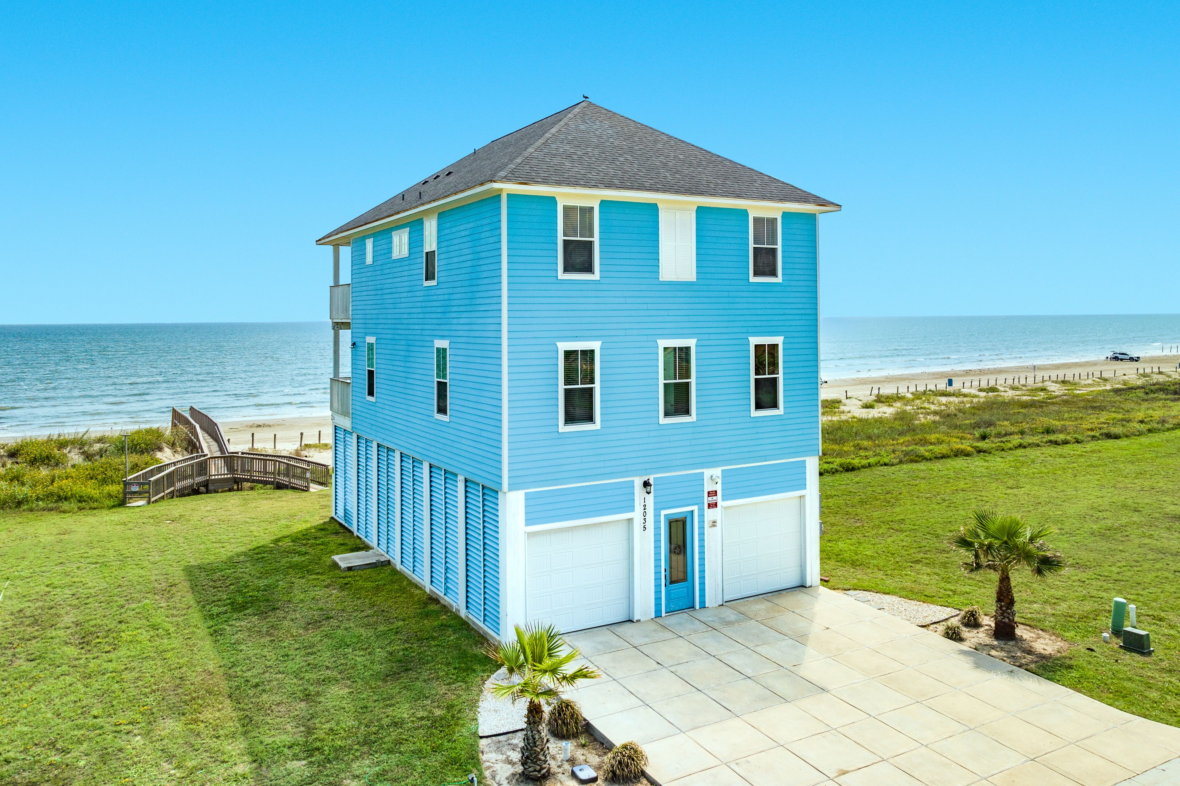 Private Beachfront home w/ HOT TUB, 2 Decks, Open Plan & Dune Walkover