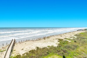 On the beach - Private Beachfront home w/ HOT TUB, 2 Decks, Open Plan & Dune Walkover (Galveston)