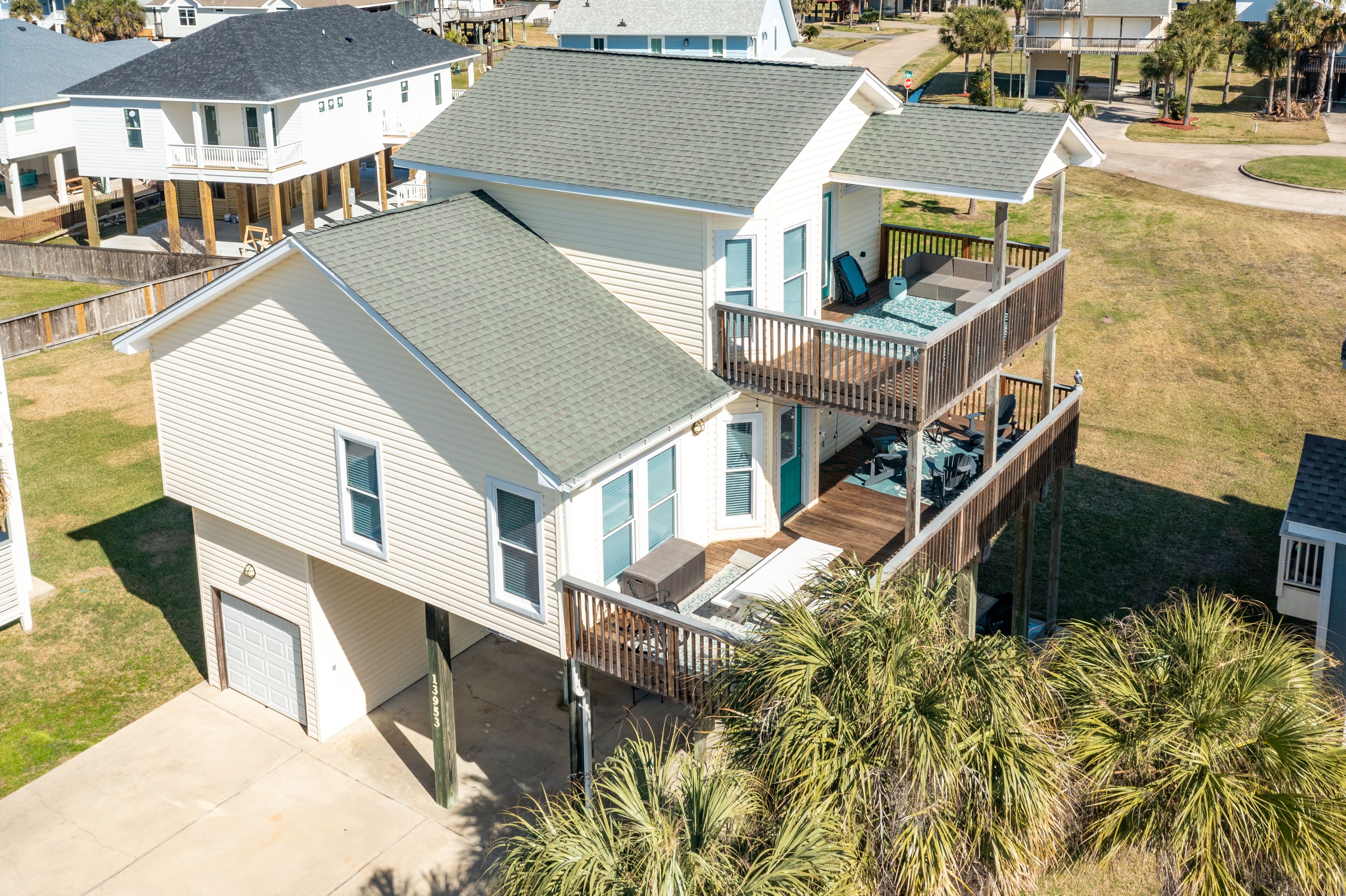 Beachside Home - Dog Friendly, 2 Decks & Large Primary Suite in Pirates Beach