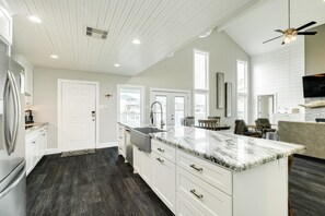 Jääkaappi, mikroaaltouuni, uuni, liesi