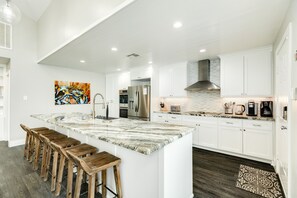 Jääkaappi, mikroaaltouuni, uuni, liesi