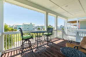 Property grounds - Luxurious Beachside Home - All Suites, Large Living/Dining, Screened Porch (Galveston)