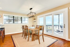 Dining - Beachfront Home w/ Great Gulf Views, Open Plan, Quick Beach Access (Galveston)