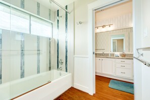 Towels, soap, shampoo, toilet paper - Beachfront Home w/ Great Gulf Views, Open Plan, Quick Beach Access (Galveston)