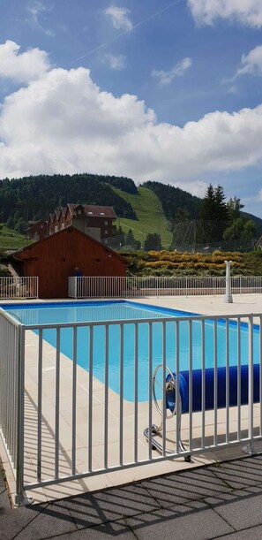 Pool - METABIEF - NEIGHBORHOOD BEAUSOLEIL - Building Les Chardons - Apartment 6 people (Métabief)