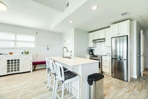 Frigorifero, microonde, forno, piano cottura