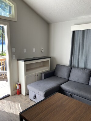 Deluxe Cabin, Lake View | Living area