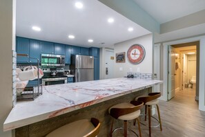 Appartamento Basic | Cucina privata | Frigorifero con congelatore, microonde, forno, piano cottura