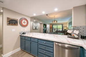Condo básico | Cocina privada | Refrigerador con congelador, microondas, horno y parrilla de estufa 