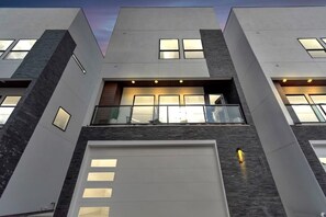 Exterior detail - 🌟The Suite Spot🌟Downtown Skyline View🏙 Sleeps 12 (Houston)