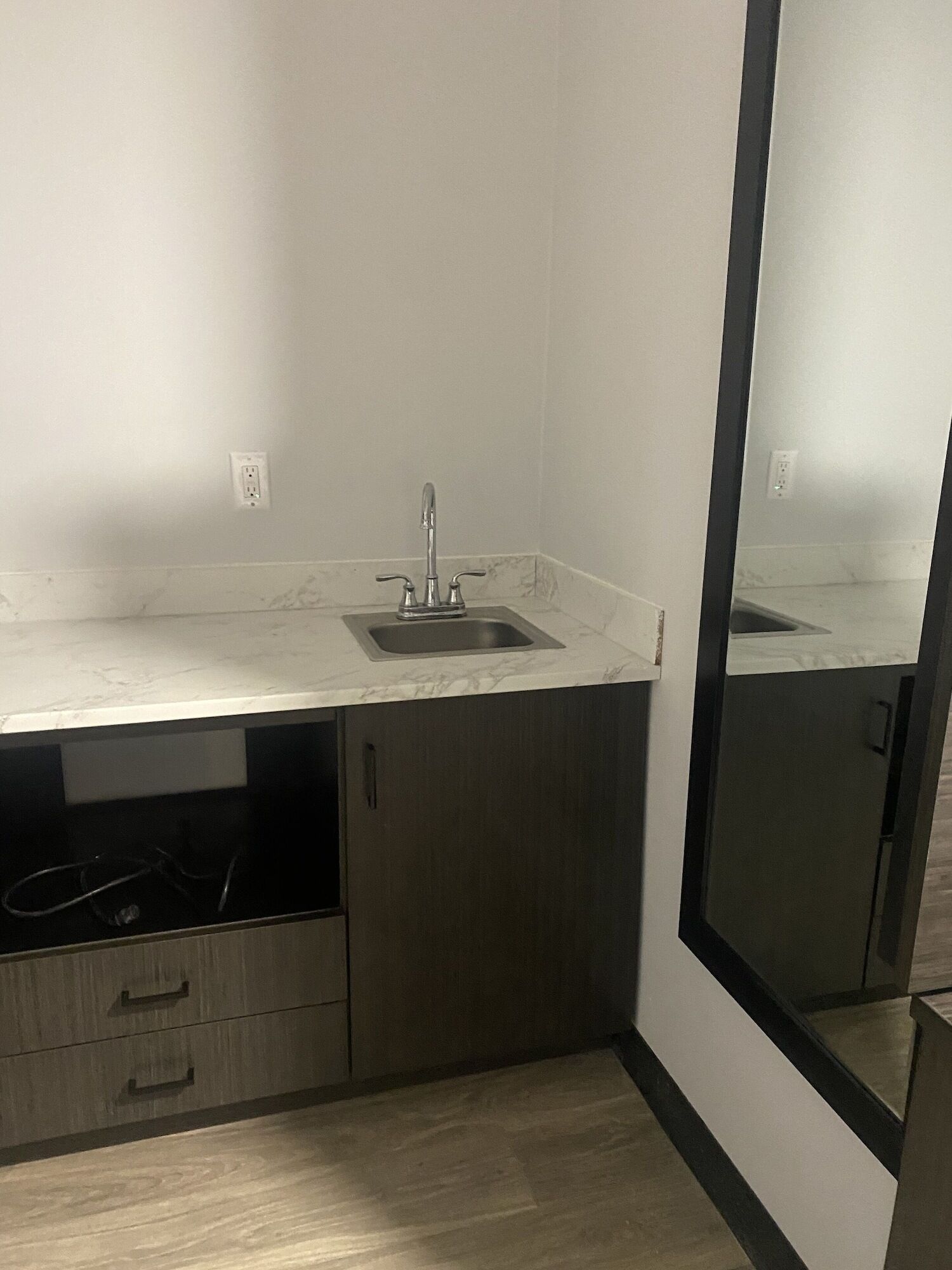 Select Comfort 床墊、書桌、免費 Wi-Fi、床單