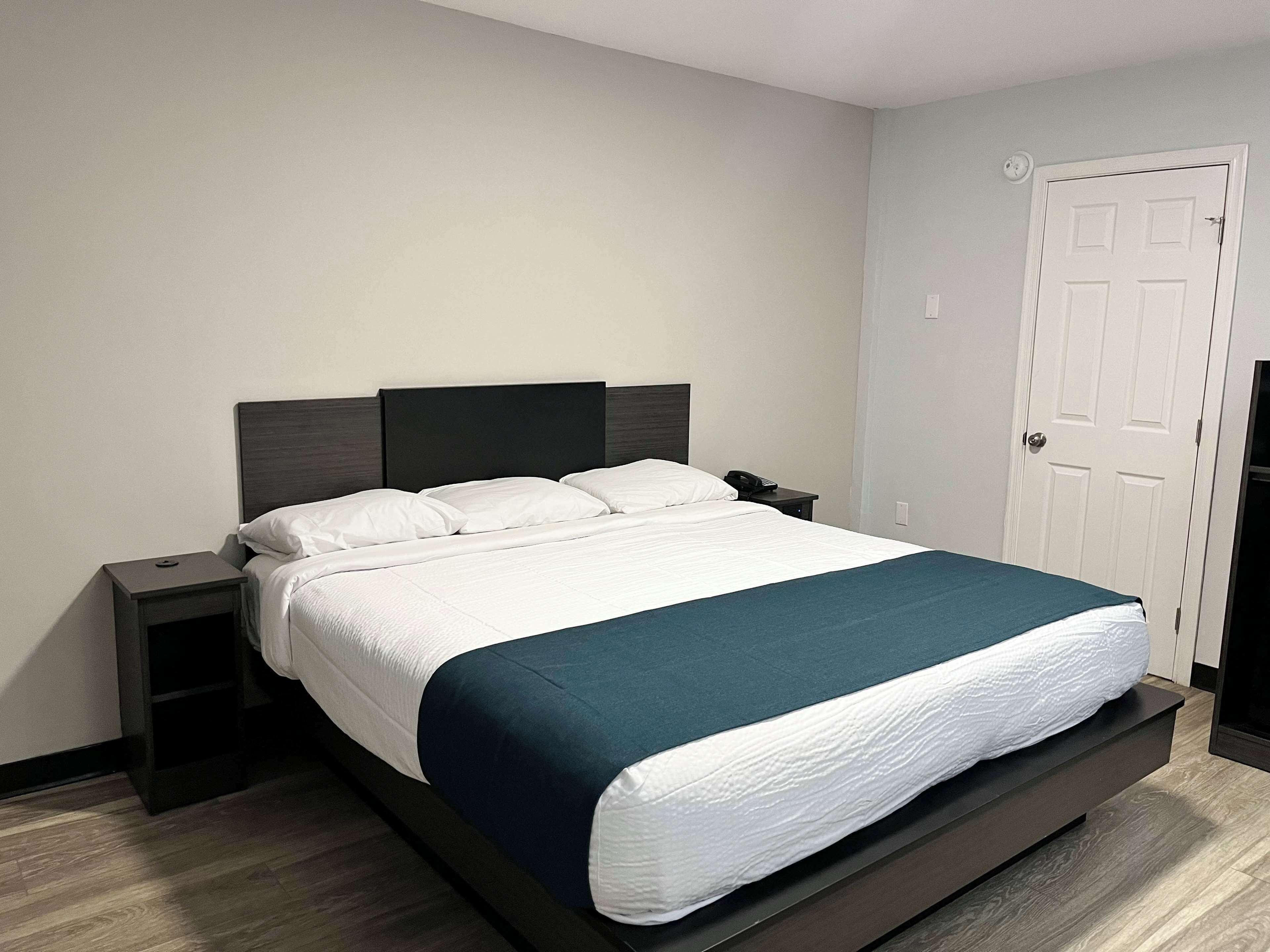 Select Comfort 床墊、書桌、免費無線上網、床單